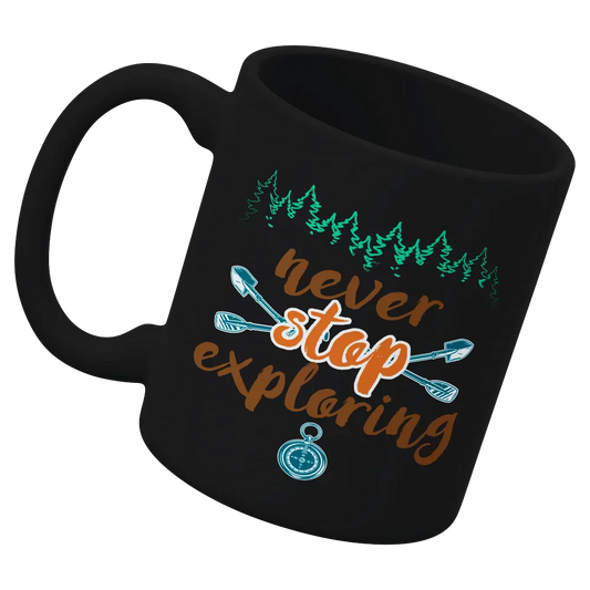 Taza de café blanca con texto "Nunca dejes de explorar"